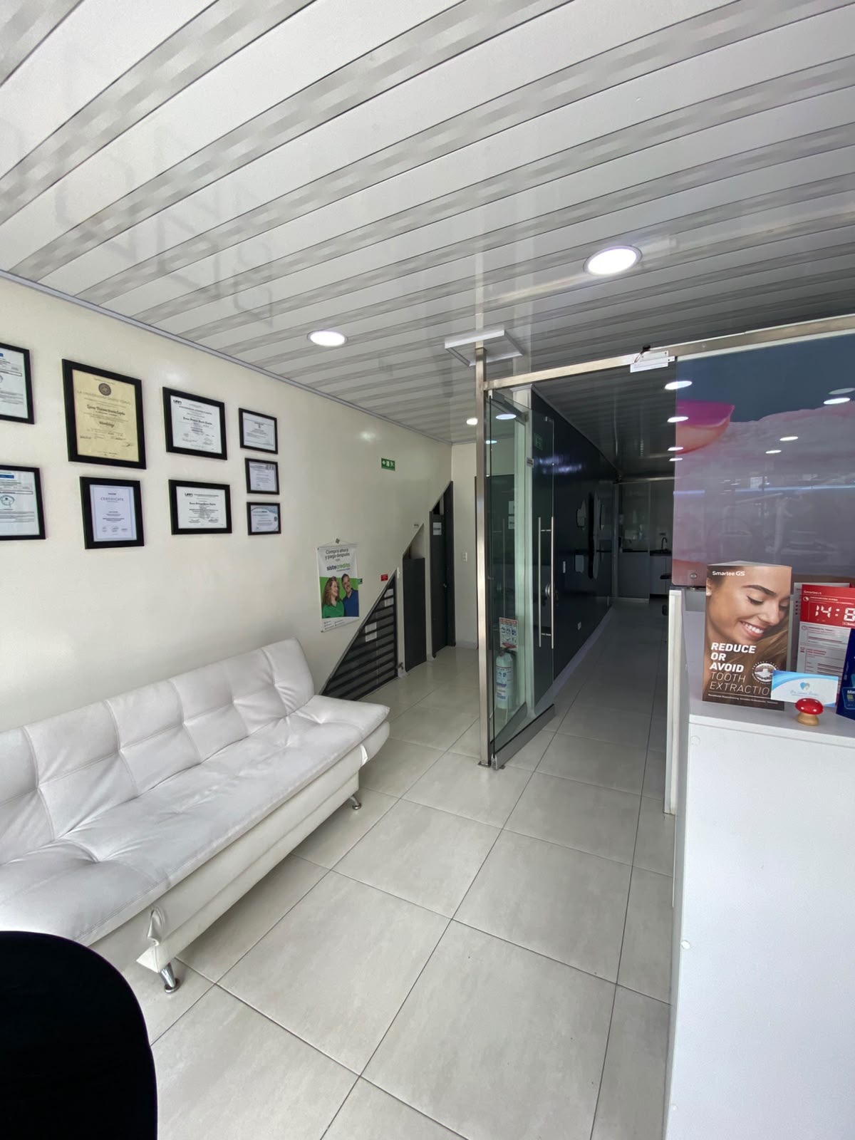 Vista general de la recepción y las áreas clínicas del consultorio
